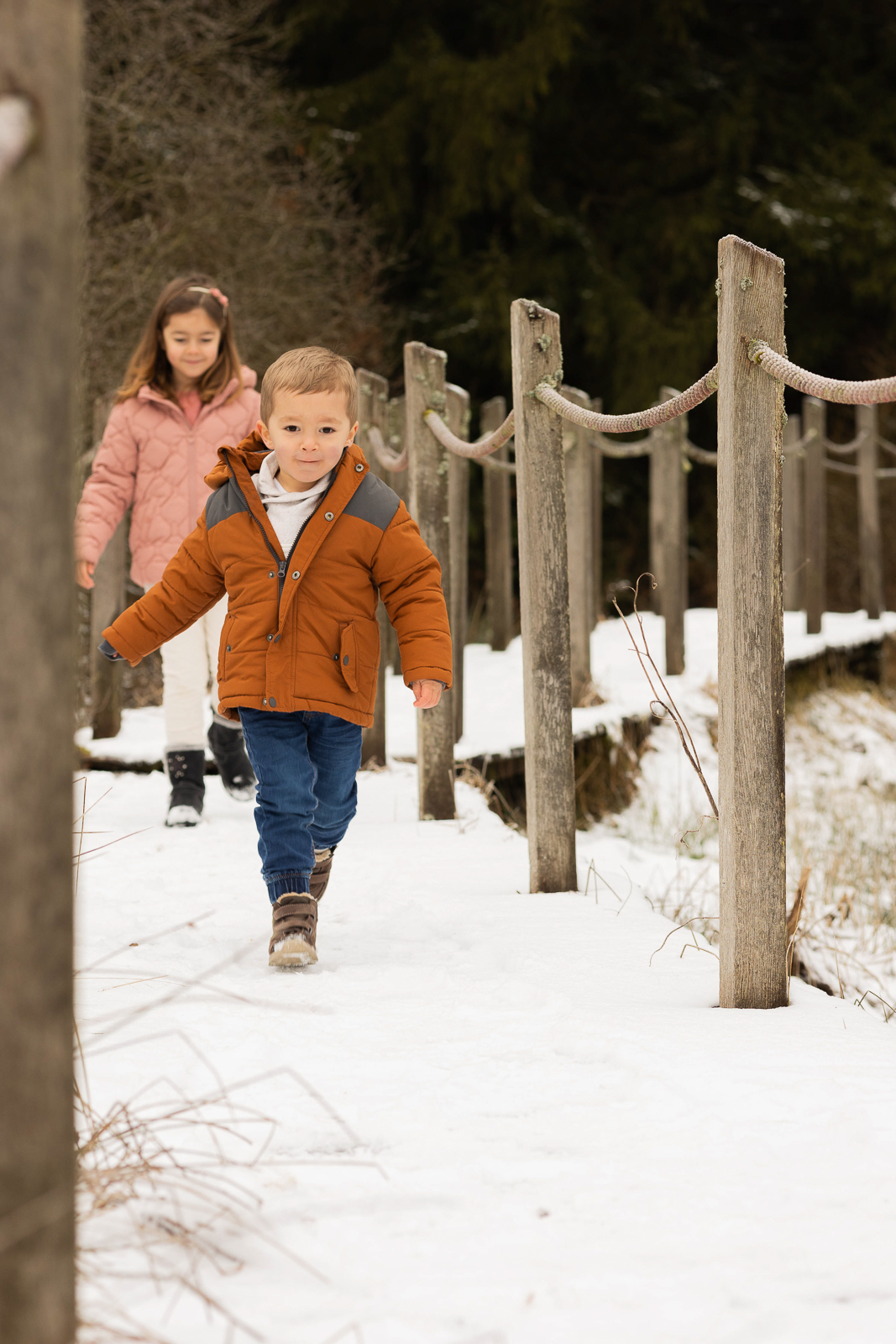 Foto mit Kind im Schnee von Familienfotograf in Bernkastel-Wittlich