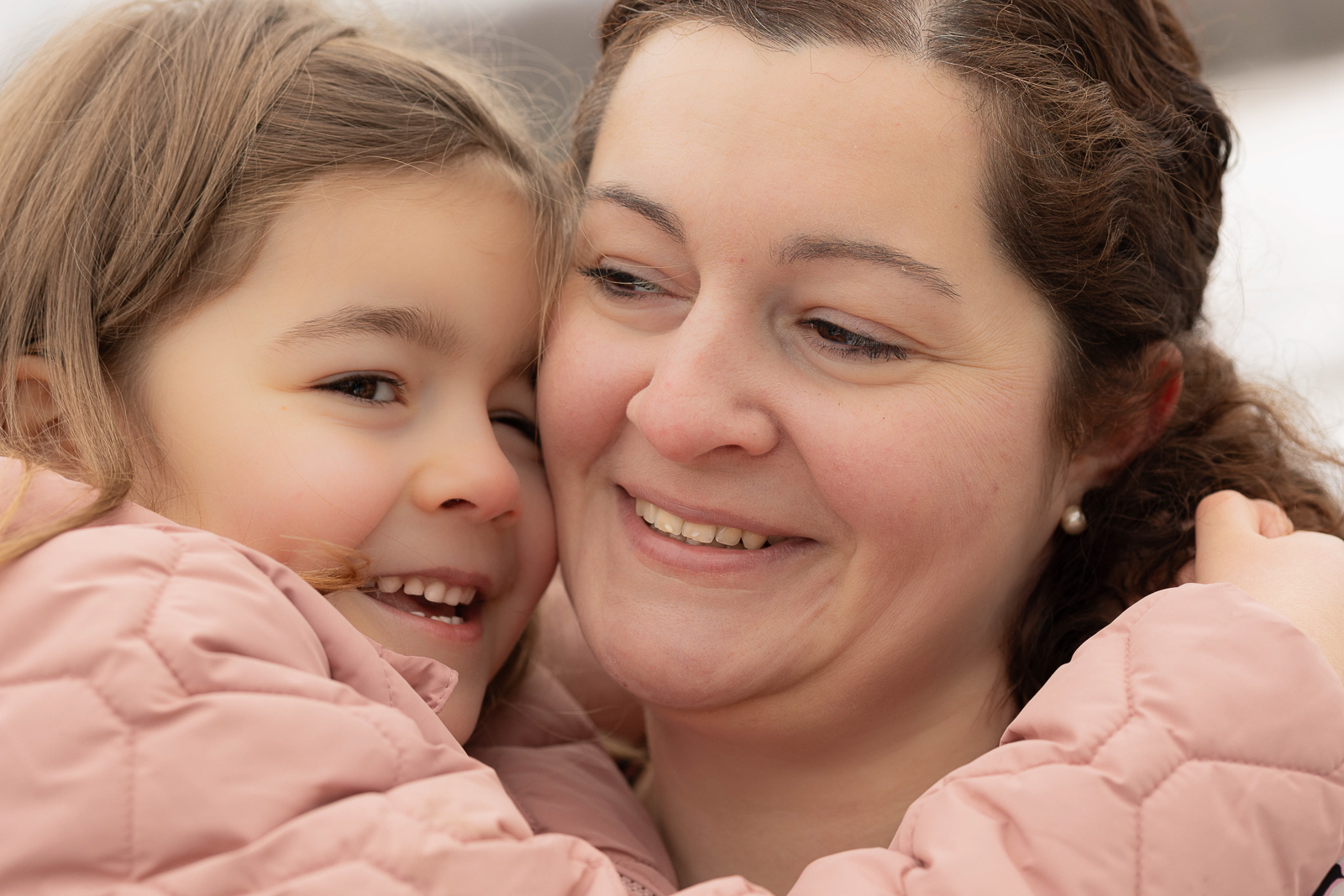 Fotografin zeigt Tochter im Arm der Mutter