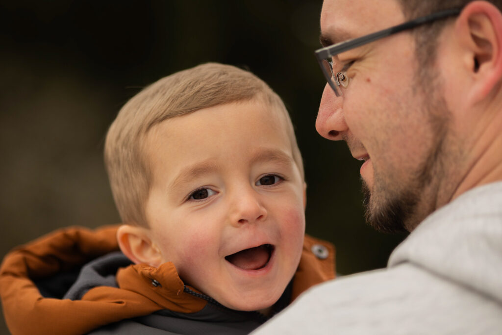 Familienfotografin hält Bild von Vater und Sohn fest