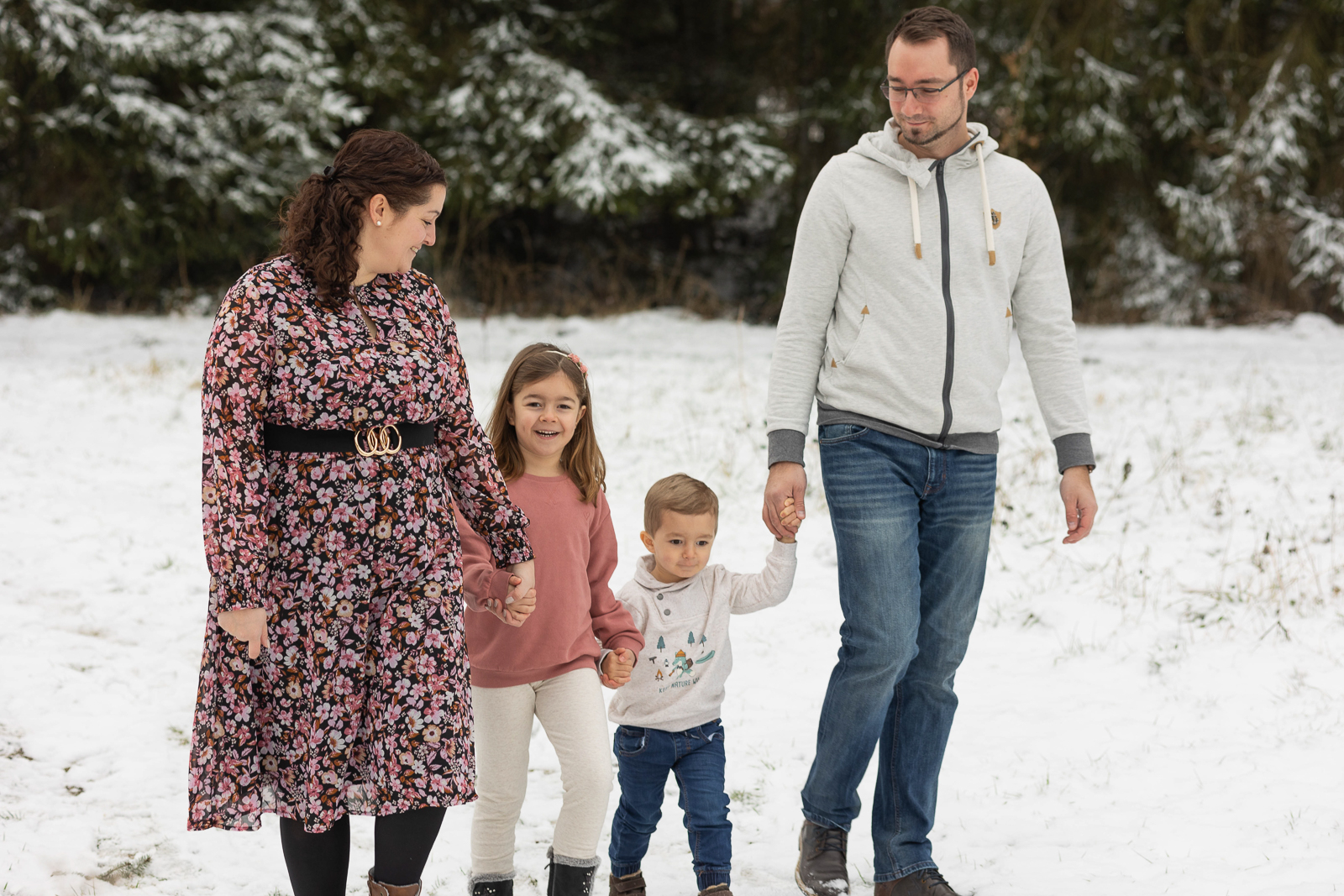 Familienspaziergang im Schnee fotografiert