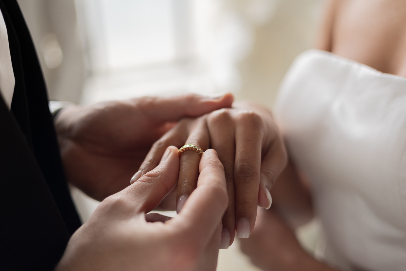 Fotografin zeigt Ringtausch bei einer Hochzeit