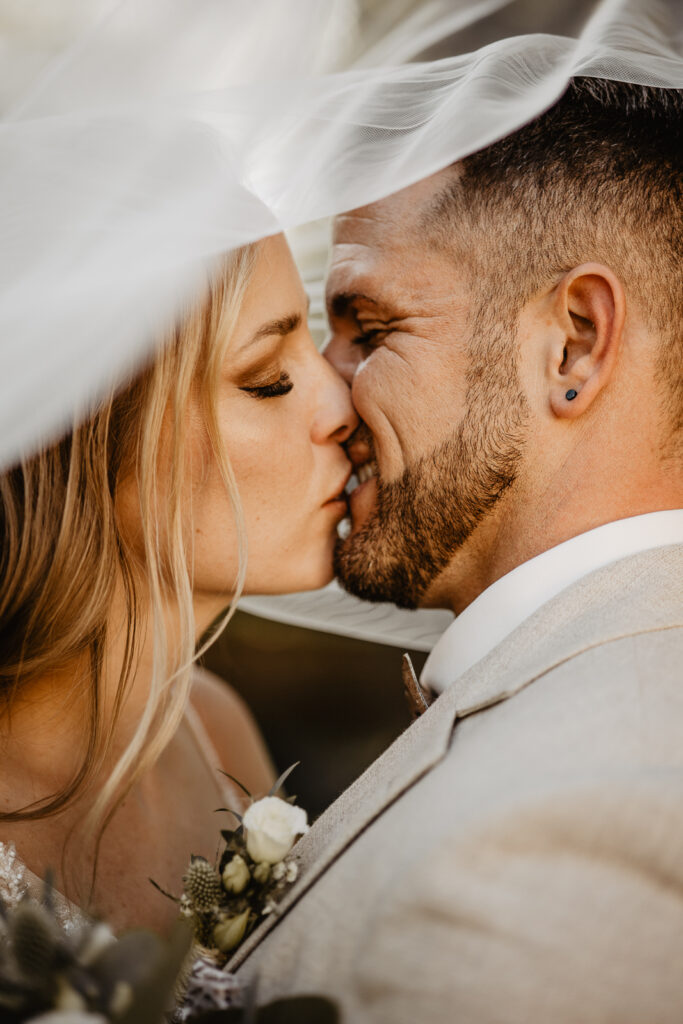 küssendes Paar an Hochzeit fotografiert von Hochzeitsfotografin Bernkastel-Wittlich