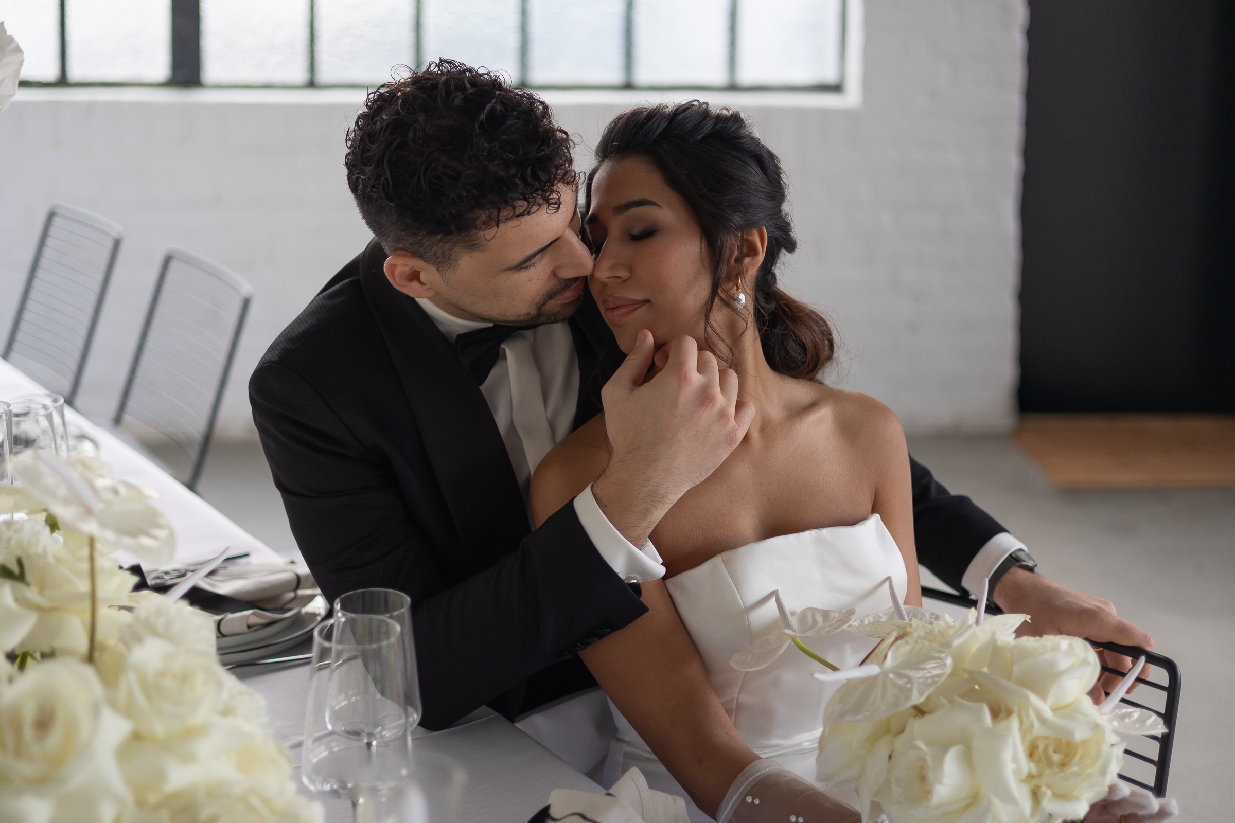 Hochzeitspaar an gedeckter Tafel
