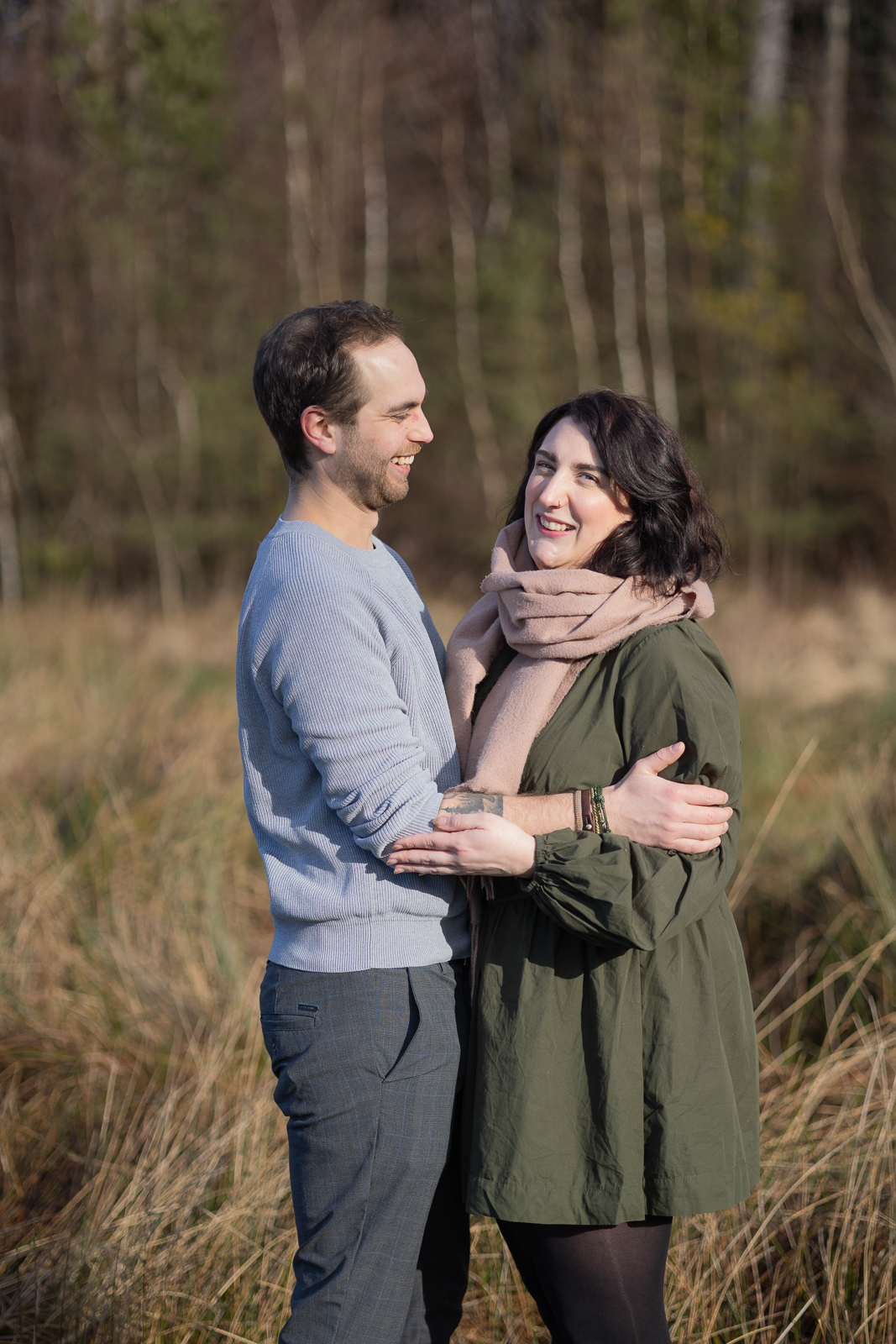 Paarfotografin zeigt Päärchen Arm in Arm